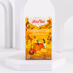 YOGI® Pumpkin Chai bio sütőtökös chai tea gyömbérrel, naranccsal és klasszikus chai fűszerekkel.